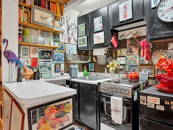 5th image of 23 Waverly Pl APT 5X