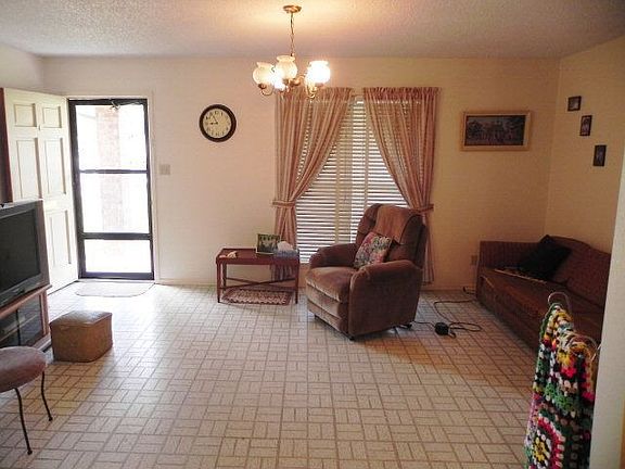 3rd image of 1215 Oleander Dr