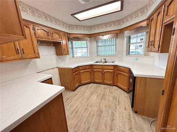 2nd image of 416 Capricorn St