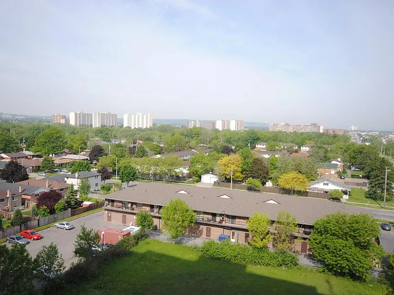 2772 Barton St E — Photo 3