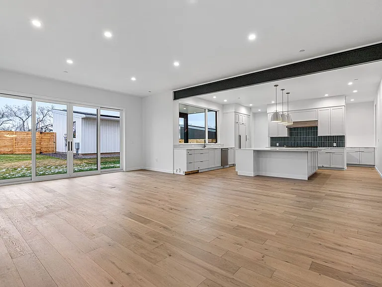 2155 Vine Ave — Photo 6
