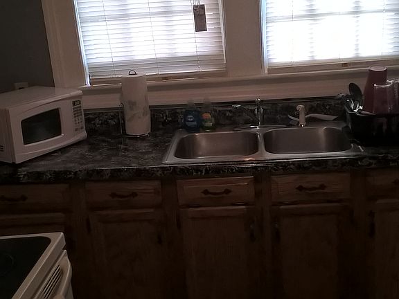 5th image of 903 Elm Ave