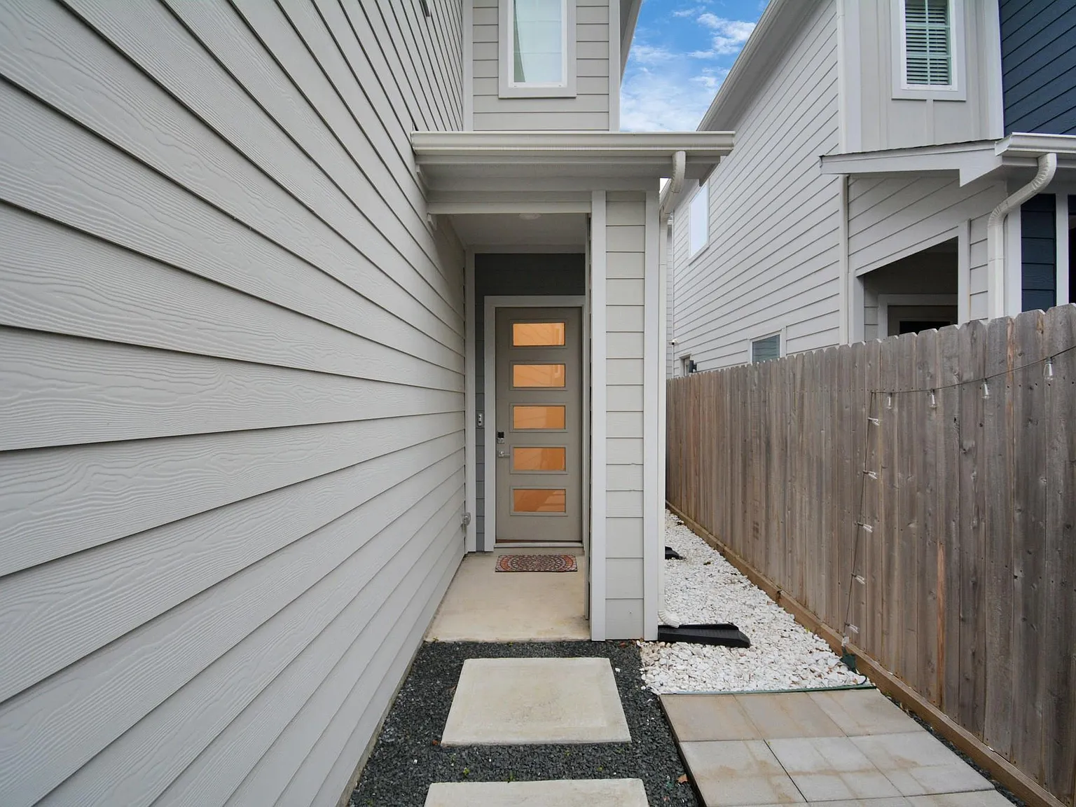 3 bed, 2.5 bath, 1505 sqft, $2,050 — Photo 3