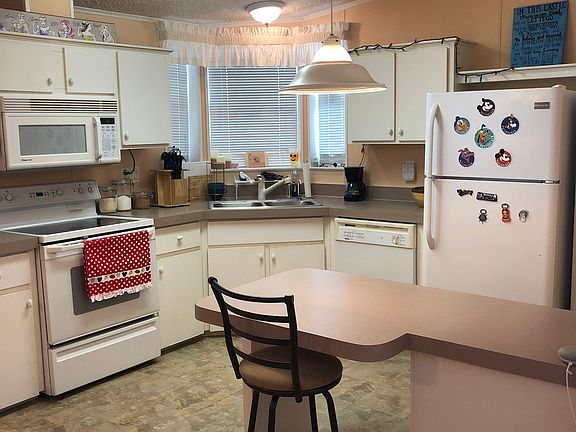 3rd image of 558 Squire Ln