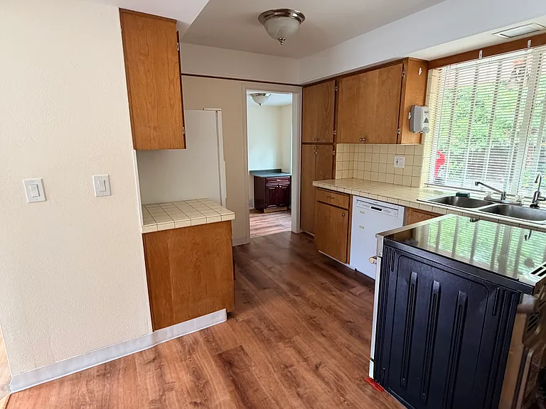330 NE 102nd Ave — Photo 25