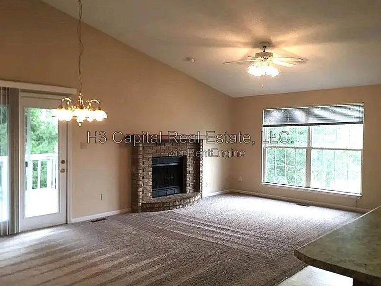 319 Hannah Dr — Photo 2