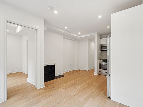3rd image of 160 E 48th St APT 12J