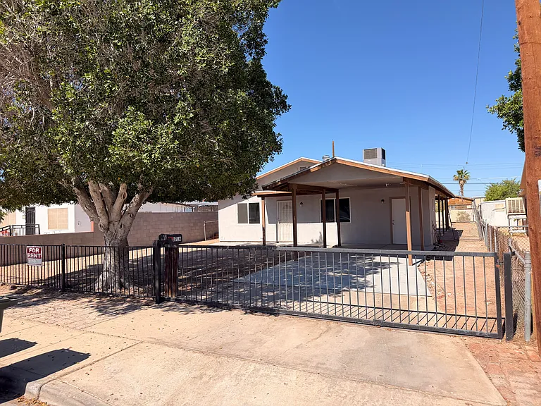 1716 S Maple Ave — Photo 1