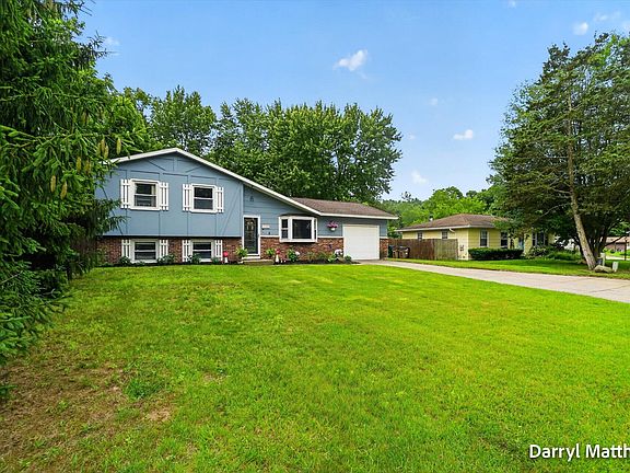 3rd image of 2046 Galahad St NE