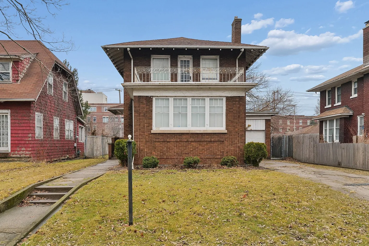 568 Johnson St photo 1