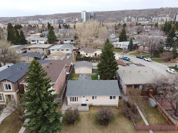 7615 N 36th Ave NW, Calgary, AB T3B 1V2