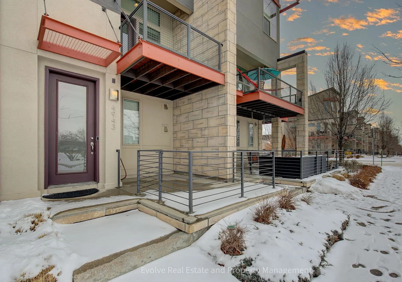 Evolve Real Estate: Sophisticated Central Park Townhome Walk to Dining & Entertainment! Available... — Photo 2