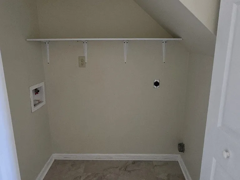 901 Fairborn Cir — Photo 11