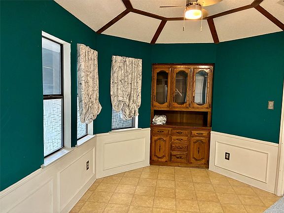 4th image of 2405 Country Valley Rd