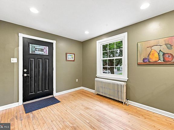 5th image of 35 E Temple Ave