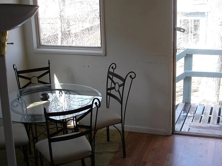 513 University Ave — Photo 6