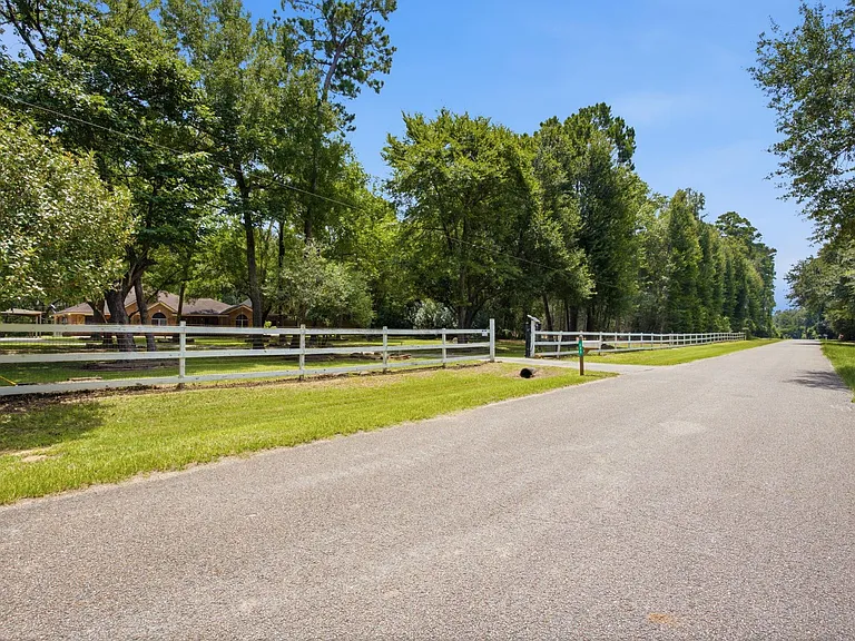 223 Pin Oak Ln — Photo 4