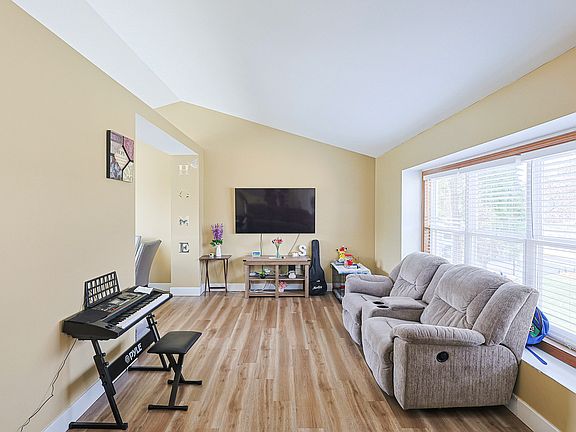 3rd image of 520 Calgary Way