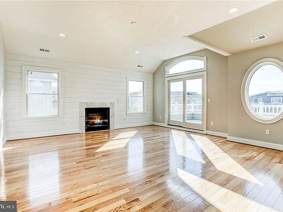 4th image of 2 W 32nd St