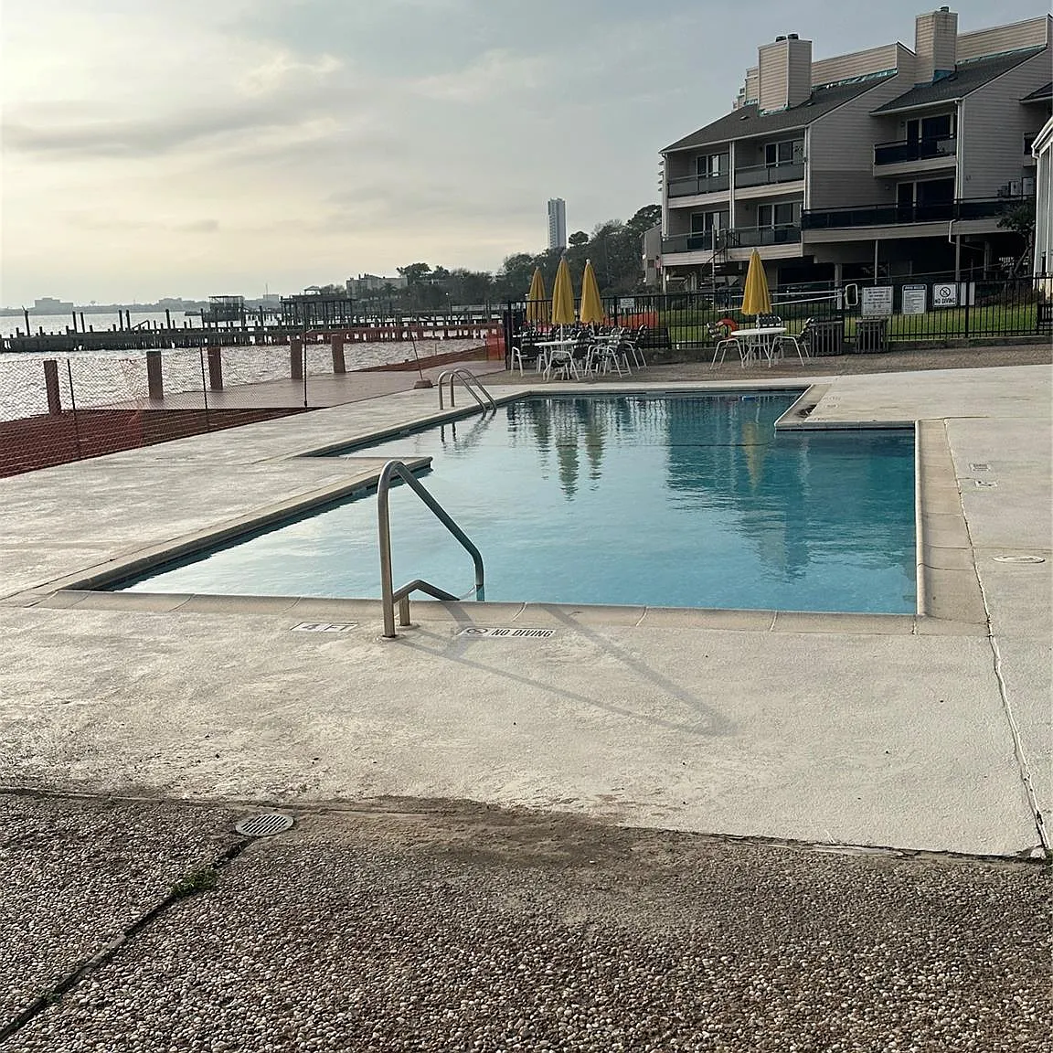 1 bed, 1.0 bath, 725 sqft, $1,200 — Photo 1