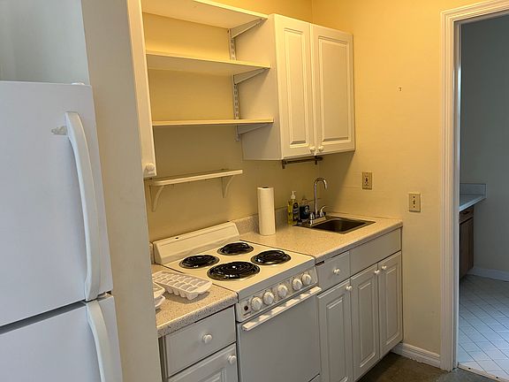3rd image of 235 E Amelia St