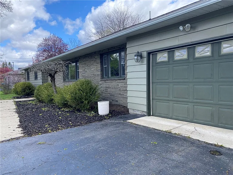 33 Suburban Dr — Photo 9