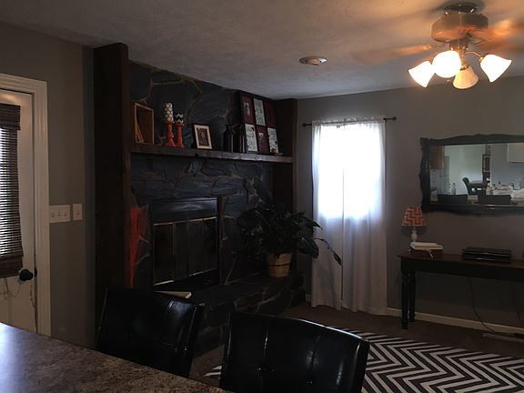 Family room w/ fire place 