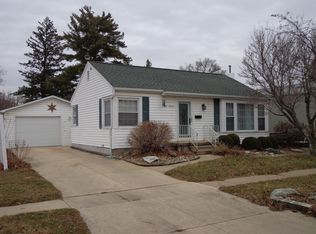 814 3rd St SE, Independence, IA 50644