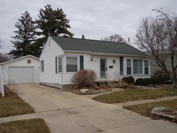 814 3rd St SE, Independence, IA 50644