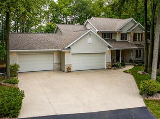 2214 E Cedar Ridge Dr, Appleton, WI 54915