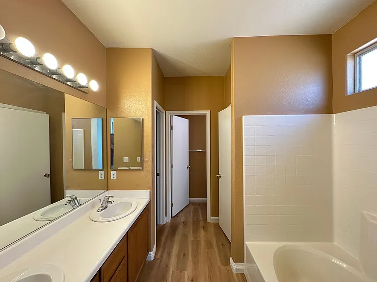 2525 Living Rock St — Photo 11