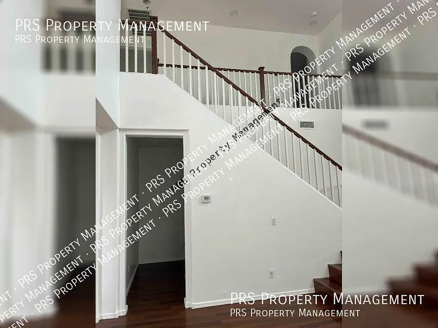Beautiful home newly listed! — Photo 3
