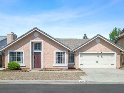 2094 E Minarets Ave, Fresno, CA, 93720