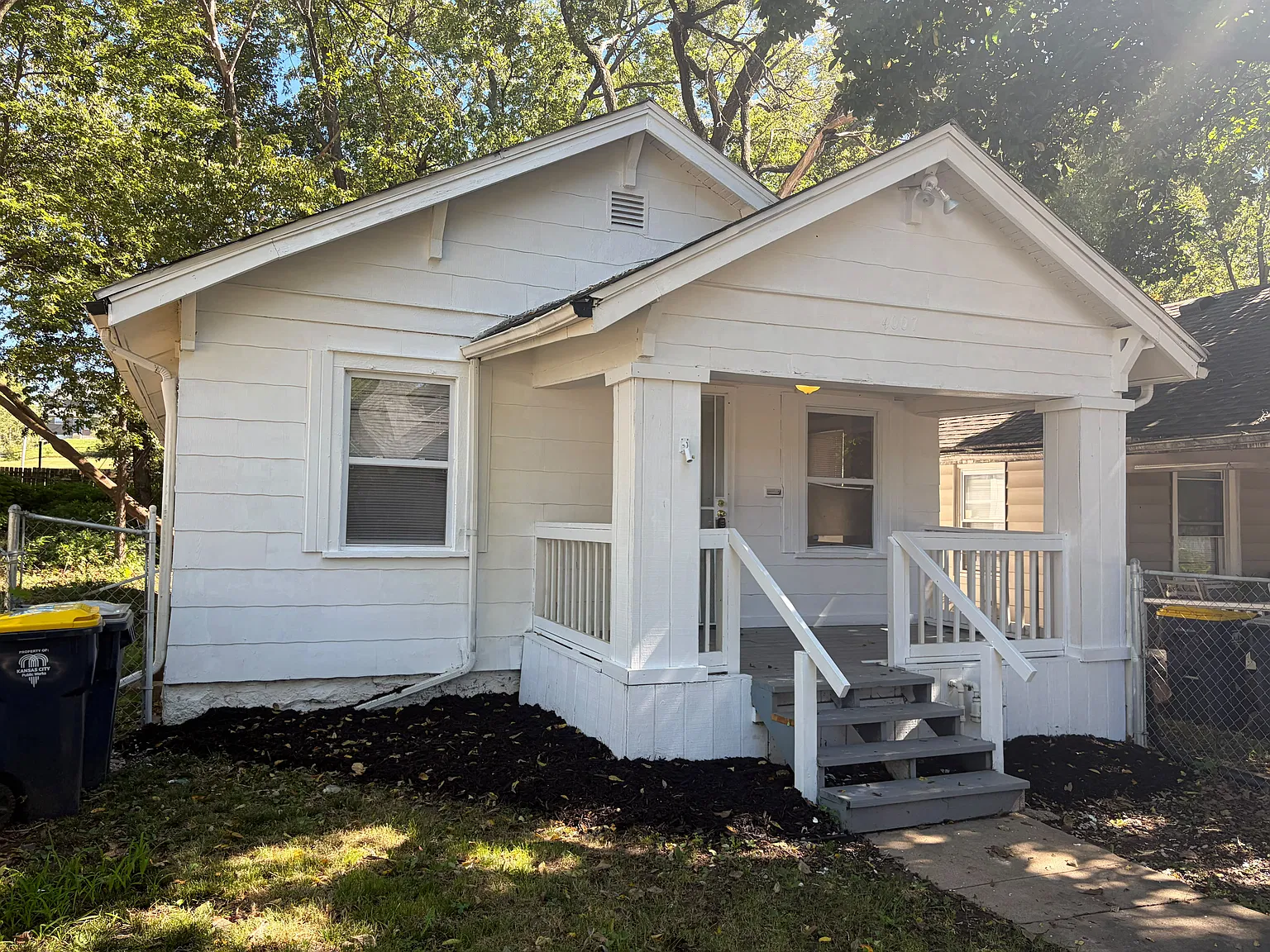 3 bed, 921 sqft, $1,300 — Photo 1