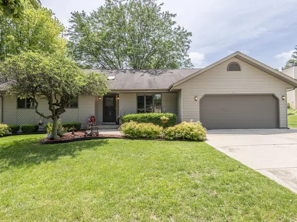 1015 Hawthorn DRIVE, West Bend, WI 53095