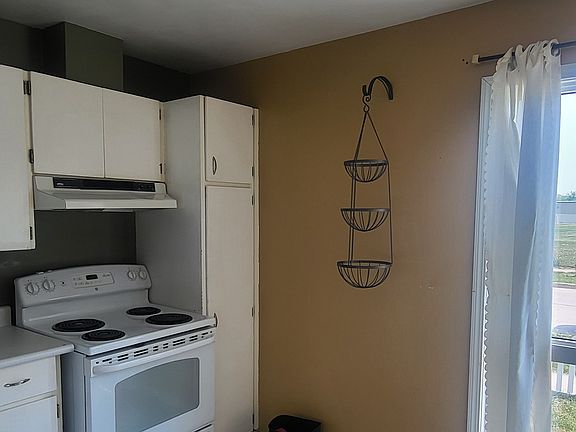 2nd image of 765 Nassau St S