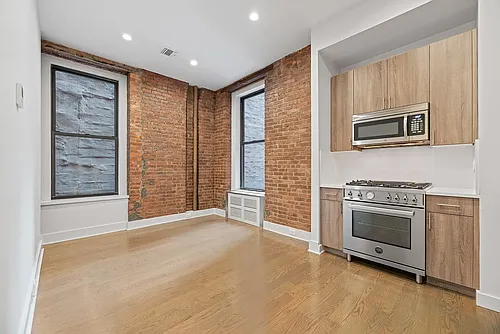 121 Madison Ave Photo 1