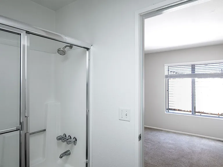 407-409 W Lexington Dr — Photo 15