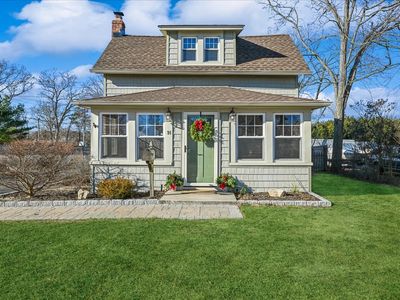 94 Chapel Ave, East Patchogue, NY, 11772