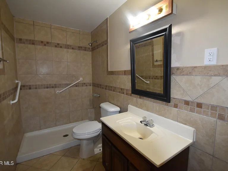 807 Poplar St — Photo 3