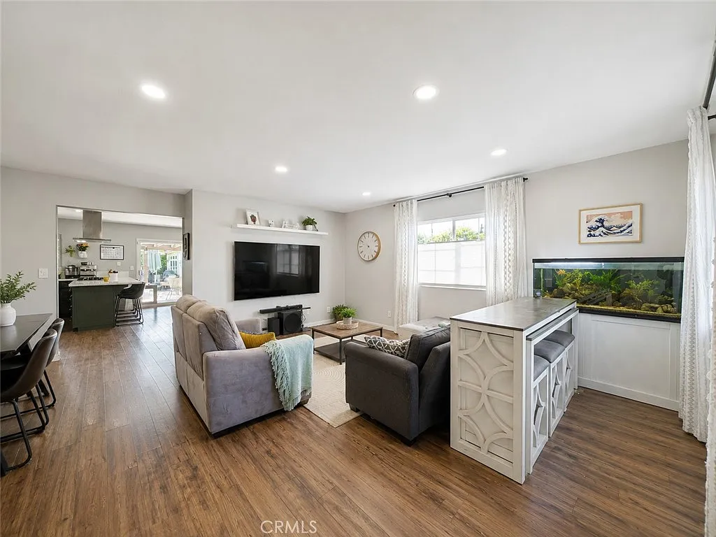 3 bed, 1633 sqft, $4,400 — Photo 2