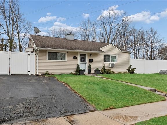 3rd image of 117 Winthrop Rd