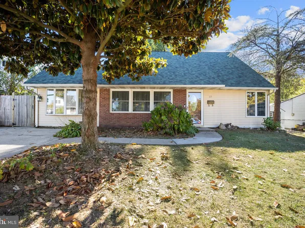 57 Macintosh Rd, Levittown, PA 19056