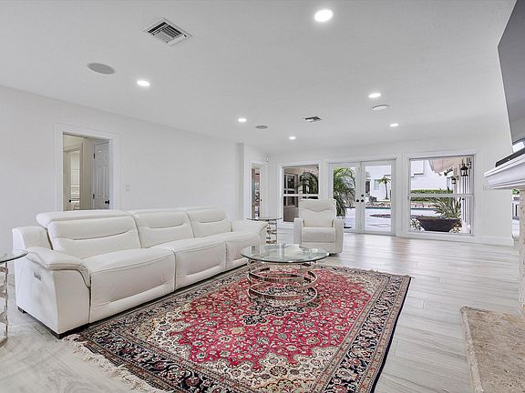 4th image of 411 Poinciana Dr