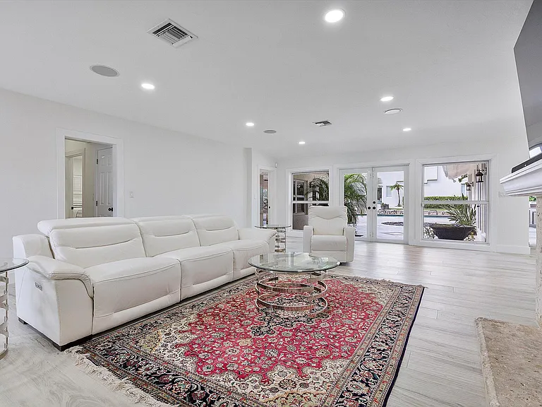 411 Poinciana Dr — Photo 4