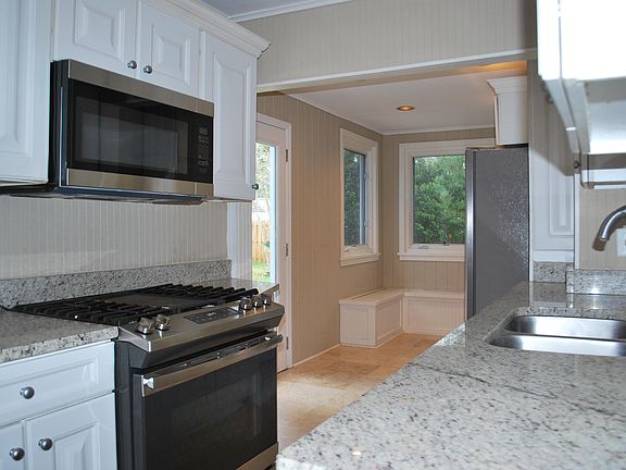 5th image of 4521 Iroquois Ave