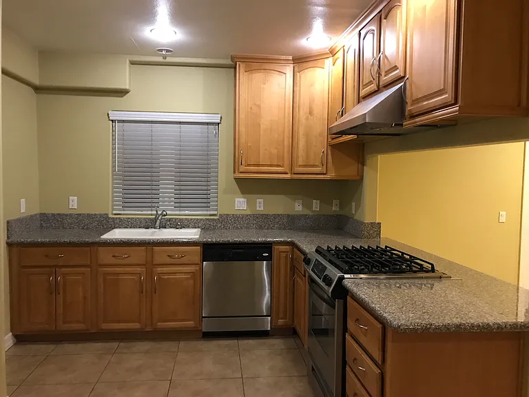 1334 S Grand Ave — Photo 19