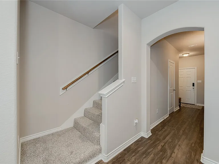 503 Hayes Ln — Photo 9