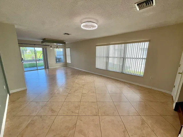 3 bed, 2.5 bath, 1763 sqft, $1,995 — Photo 3