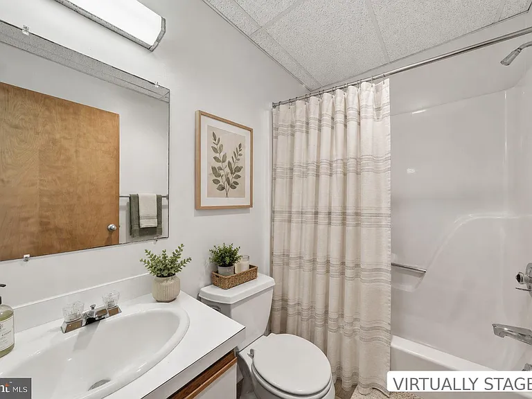 882 Coachway — Photo 35